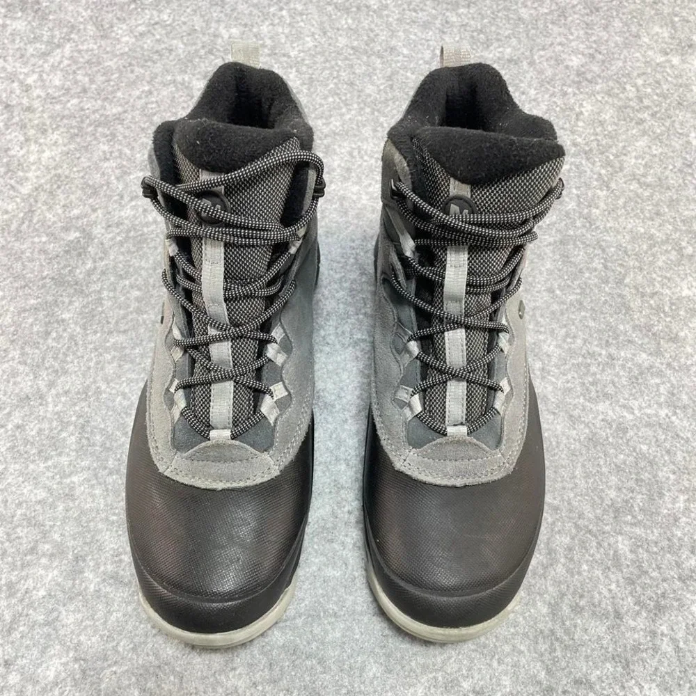 Men Merrell boots size 8.5 select dry, 200 gram insulation.
